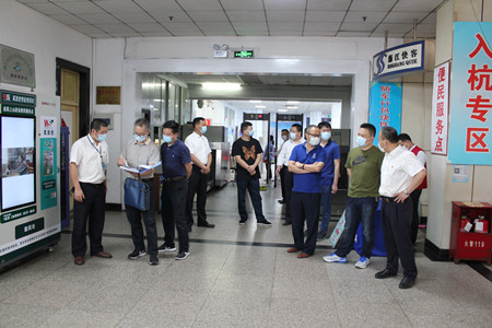 省運(yùn)管錢(qián)樟久檢查北站1(趙峰)_副本.jpg 省運(yùn)管錢(qián)樟久檢查北站1(趙峰)_副本.jpg