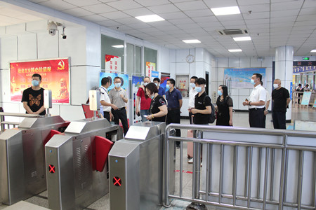 省運(yùn)管錢(qián)樟久檢查北站2(趙峰)_副本.jpg 省運(yùn)管錢(qián)樟久檢查北站2(趙峰)_副本.jpg